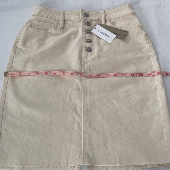 🏷 Banana Republic Raw Edge Denim Pencil Skirt 🏷 - Picture 5 of 13